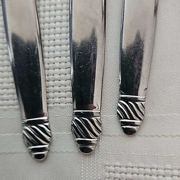 Onieda 8 Pieces Stainless Steel Everyday Flatware Set 18/10 Silver - Picture 10 of 16